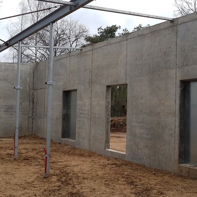 safari-resort-beekse-bergen-muren-deuren-neushoornstal.jpg