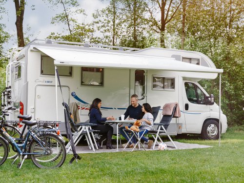 kamperen-fiets-gezin-stoeltjes-stoelen-tafel-camping-camper