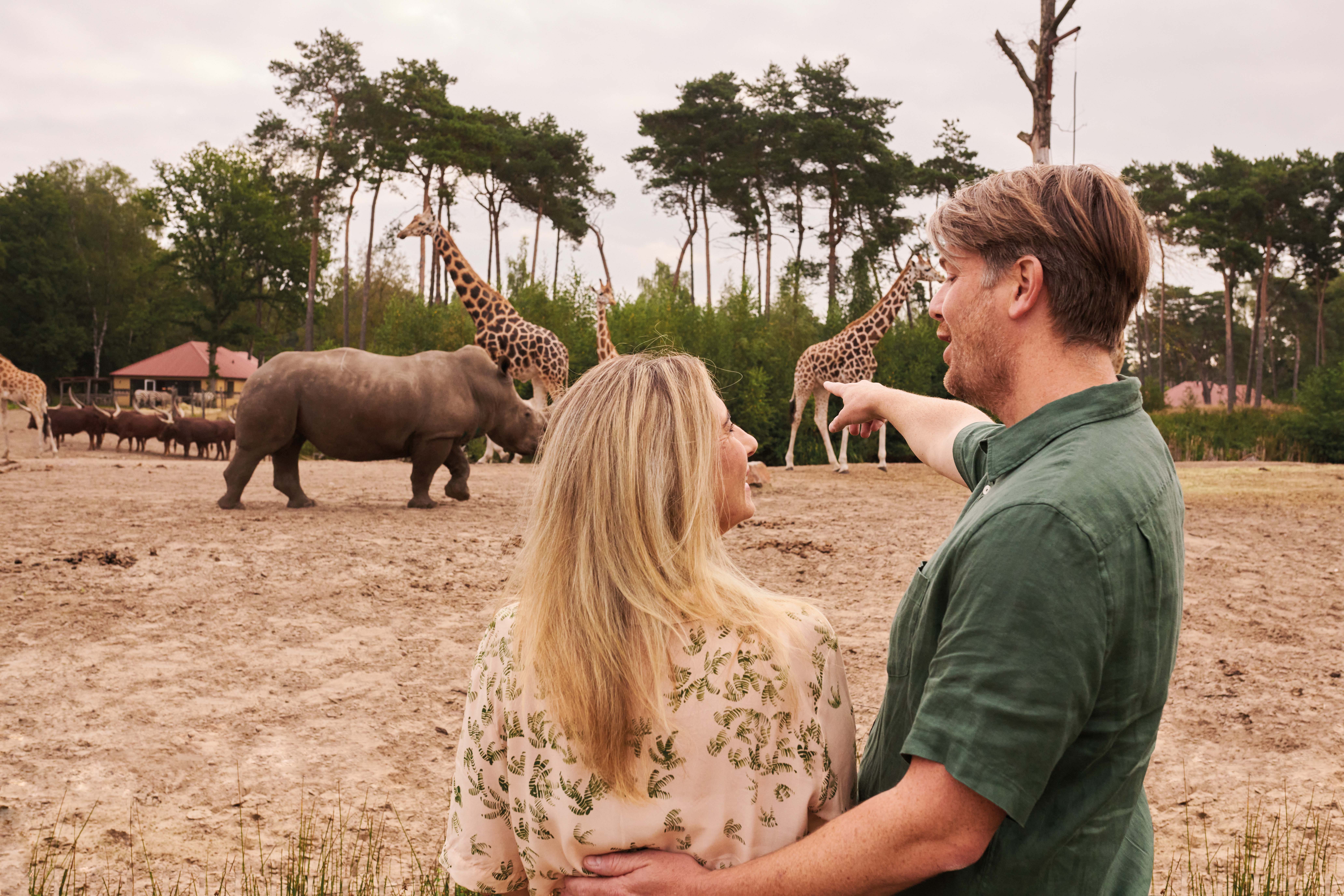 safari_resort_koppel_giraffe_neushoorn_savanne.jpg